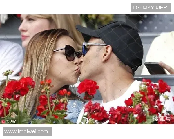 足球明星亲吻老婆甜蜜瞬间视频分享感动无数球迷心灵 足球明星亲吻老婆甜蜜瞬间视频分享感动无数球迷心灵